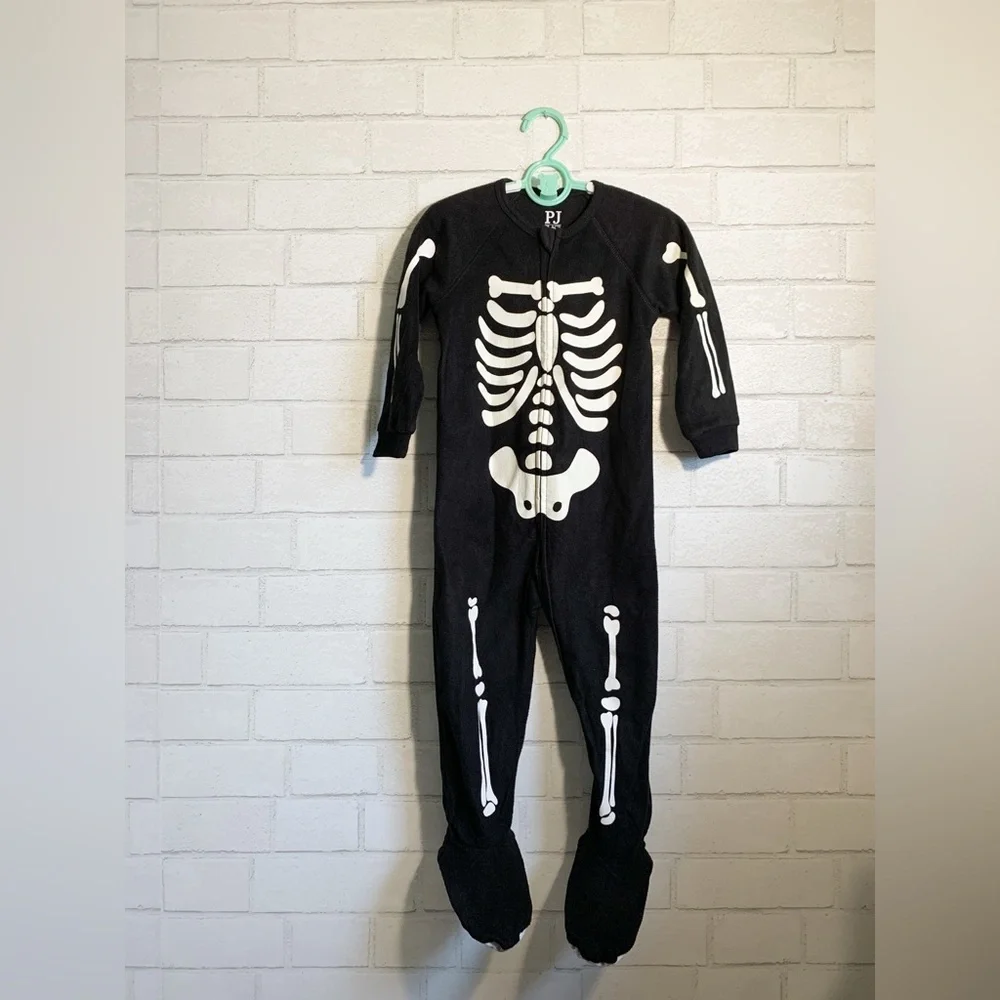 The Children's Place 24 M/ 2T Black Skeleton Glow Footie Fleece Pajamas